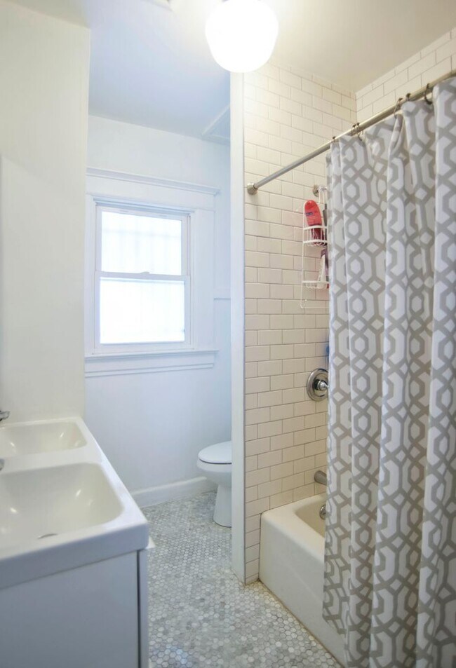 Building Photo - Charming Upper Floor 2 Bed / 1 Bath with Bonus Studio in a Prime Echo Park Location