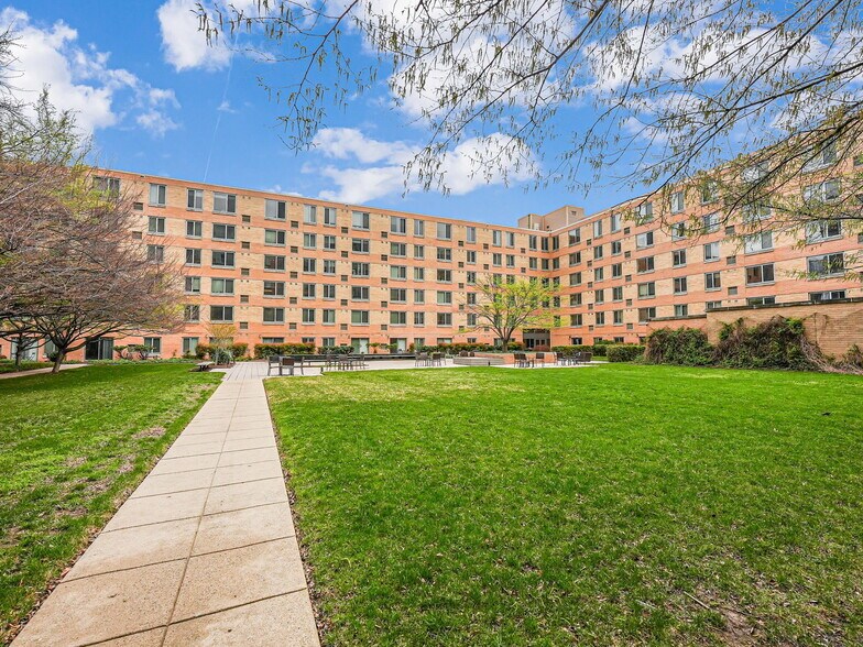 Building Photo - 440 L St NW