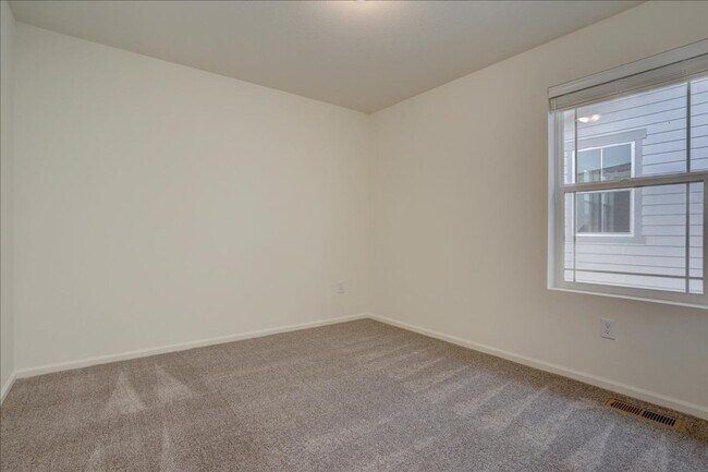 Building Photo - Available for move-in on 05/15/26- 3bed/2.5bath in Aurora!