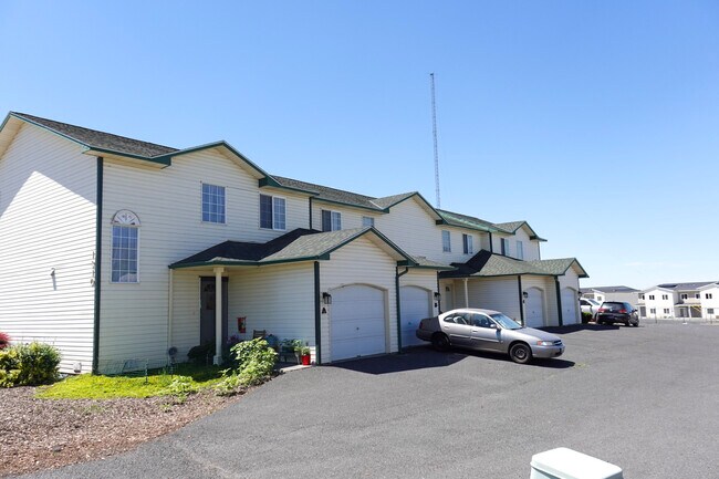 Building Photo - 1310 S Skyline Dr