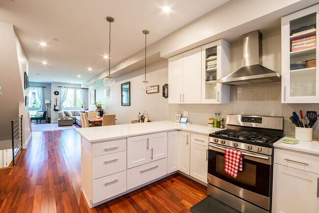 Building Photo - Two Bed Fishtown Townhouse