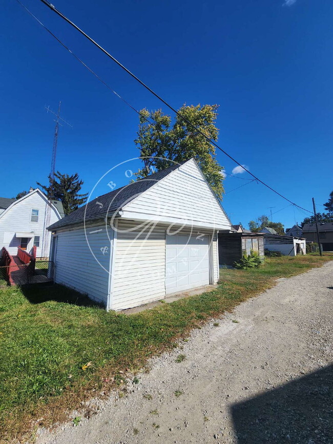 Building Photo - 4 bed 2 bath with 1st floor bedroom and ba...