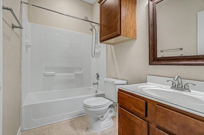 Building Photo - 623 W Newport Bend