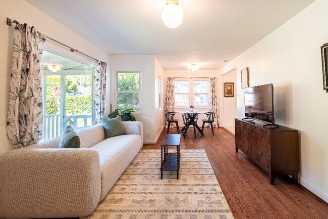 Building Photo - Charming Bungalow with King Size Bed