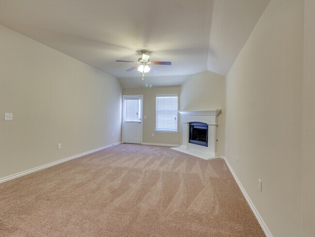 Building Photo - 4 Bedrooms/2 Baths in Falling Springs Addition - Deer Creek Schools - Community Pool
