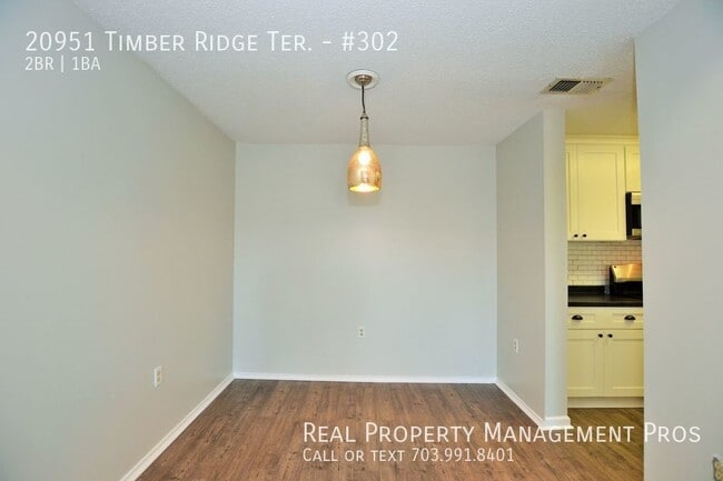 Building Photo - Updated 2 Bedroom Condo In Ashburn Farm Fo...