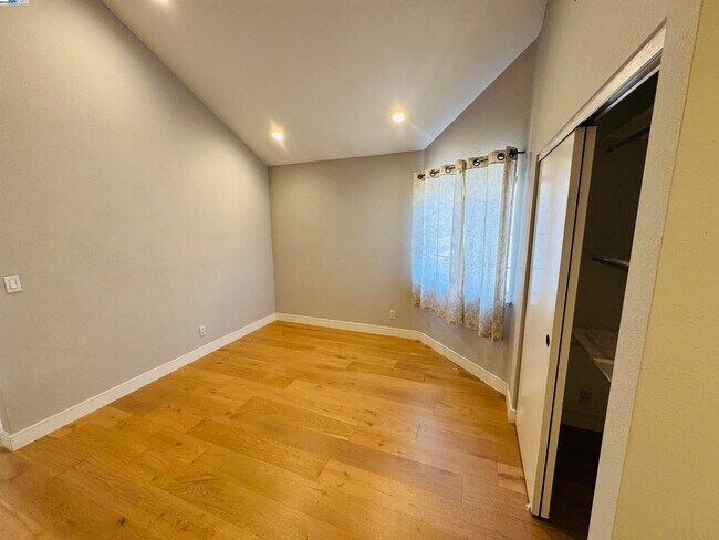 Building Photo - 122 Lynx Ct