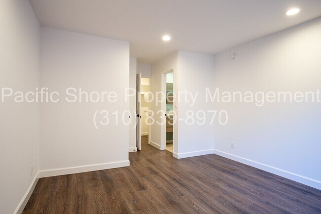 Building Photo - Updated 3-Bedroom First-Floor Condo in Prime Santa Monica Location