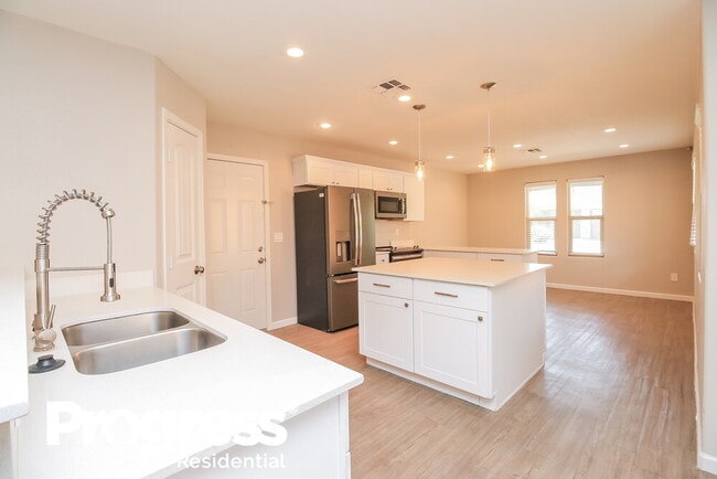 Building Photo - 3825 E Frances Ln