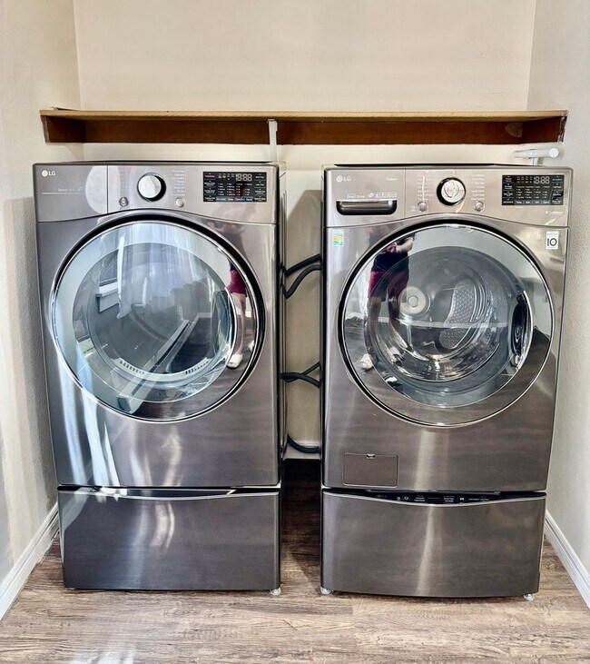 Building Photo - 2 Bed / 2 Bath updated Mercer Island condo $2,945/mo