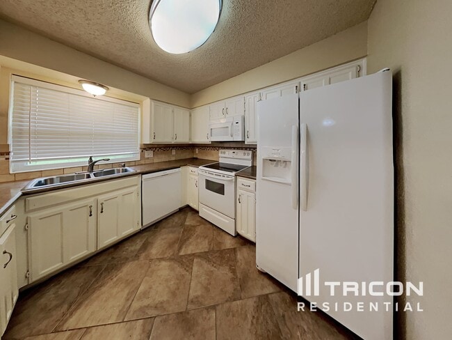 Building Photo - 6625 Fair Oaks Dr