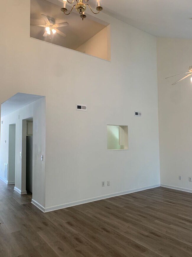 Building Photo - $500 OFF 1ST MONTH'S RENT! 3 Bedroom 2 Bath House Available Now!