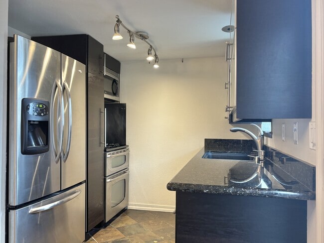 Building Photo - 2111 N Houk Rd