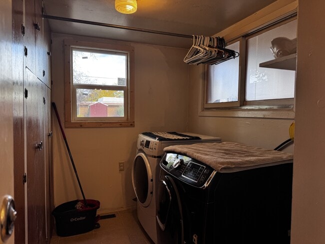 Building Photo - 324 1st Ave S