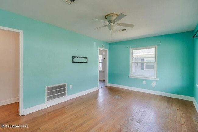 Building Photo - 1737 Ridgeway Dr