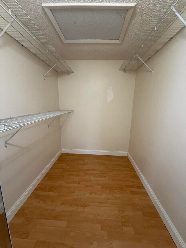 Building Photo - 13811 Oneida Dr