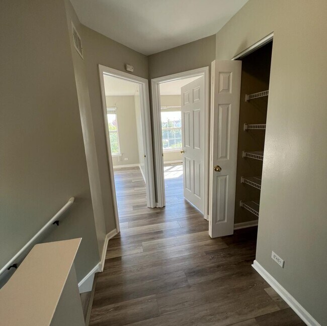Building Photo - 1169 Shorewood Ct