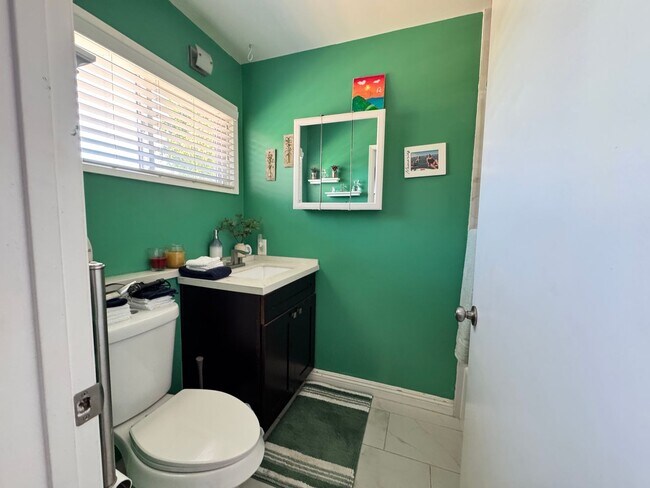 Building Photo - Beautifully Updated 4 Bedroom, 3 Bath Sing...
