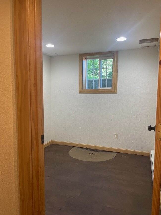 Building Photo - 749 Alderson Ave