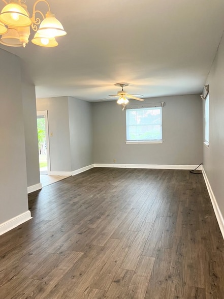 Building Photo - 302 Bowles Ave