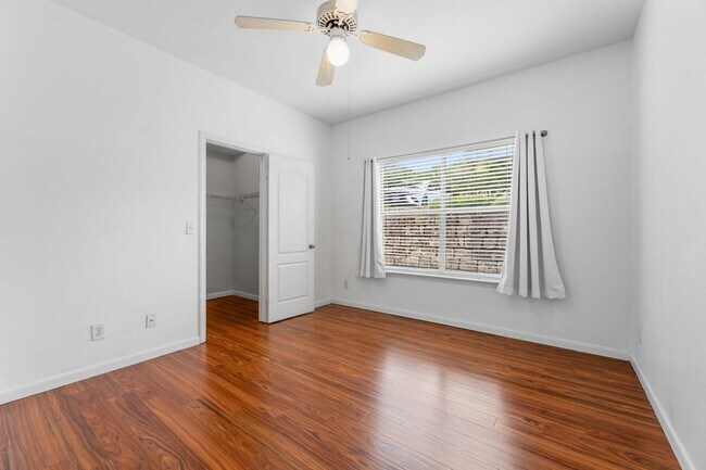 Building Photo - Amazing 1 bedroom, 1 bathroom Condo in Montevista!