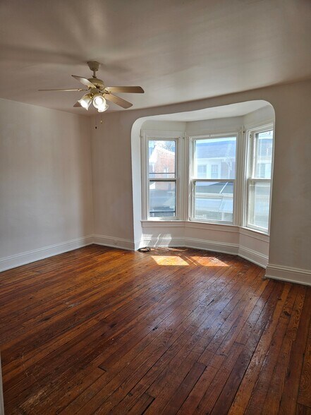 Building Photo - 1121 W Poplar St
