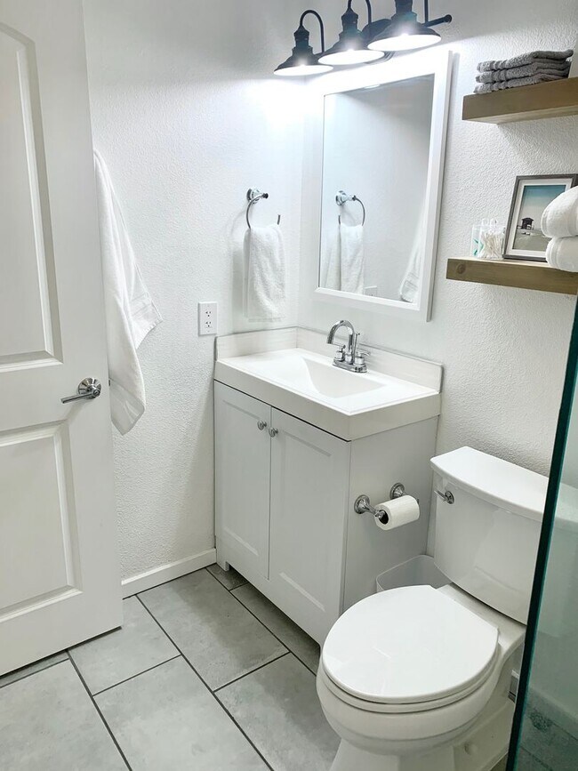 Building Photo - Fully Furnished Luxury Unit