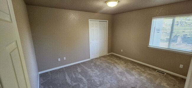 Building Photo - ALL PROSPECTIVE TENANTS MUST SUBMIT A $58 ...