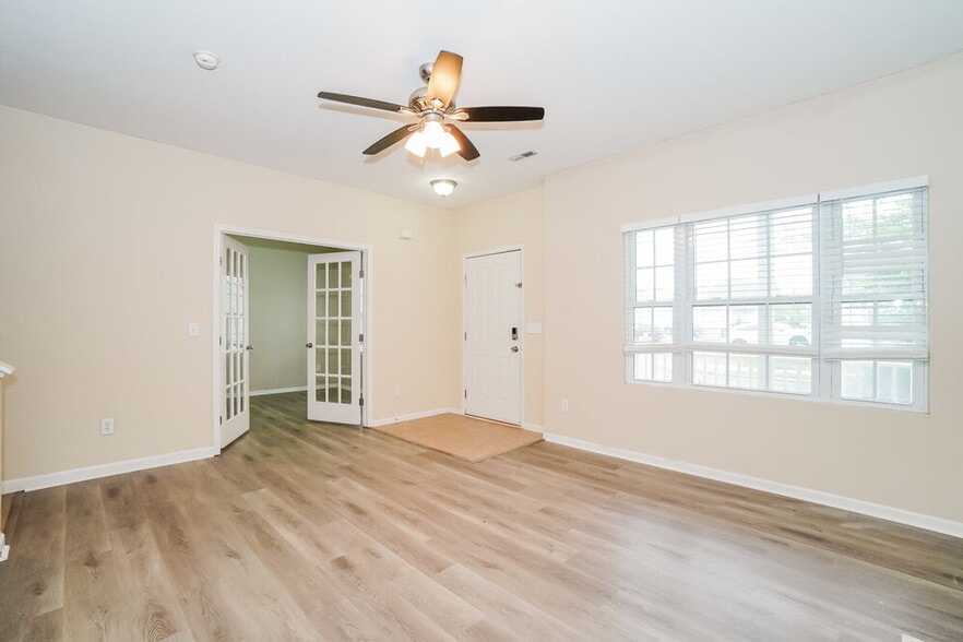 Building Photo - 807 Summerville Dr
