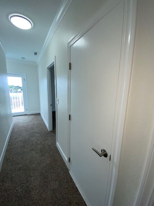 Building Photo - Laine Hill Condominiums