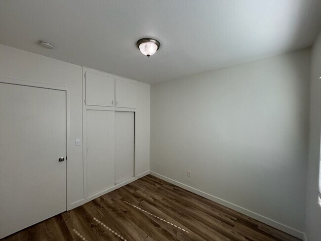 Building Photo - 3 Bedroom 2 Bath Home