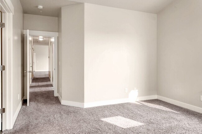 Building Photo - Beautiful Top Level Condo w 1 car garage