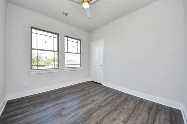 Building Photo - 1110 E Main St