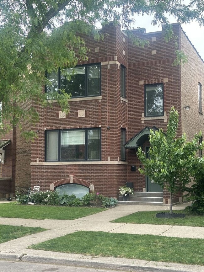 Building Photo - 3640 N Troy St