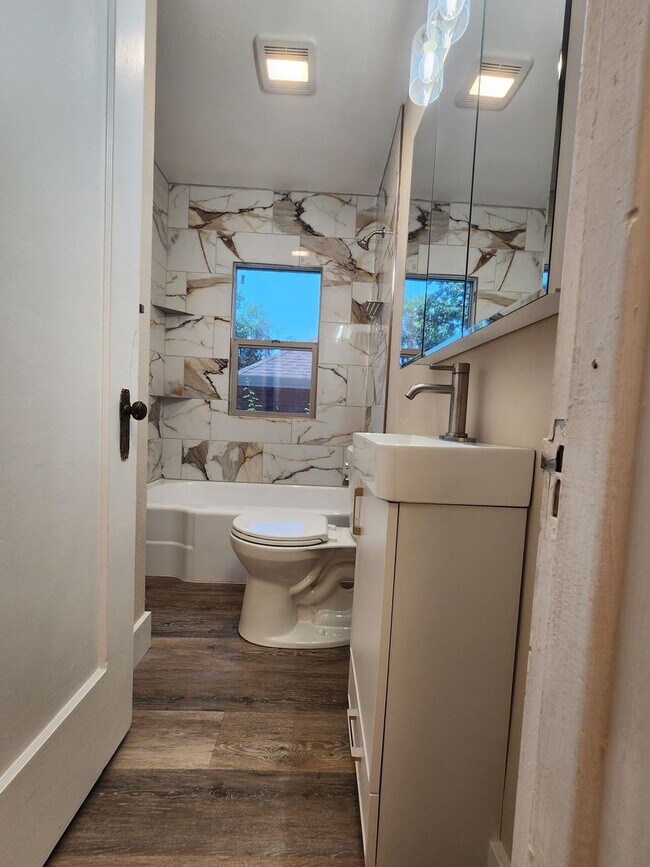 Building Photo - Completely remodeled 5 bed 2 bath home