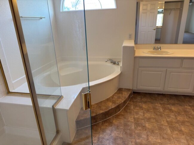 Building Photo - LARGE Spacious 5 Bedroom Single Family Home!!