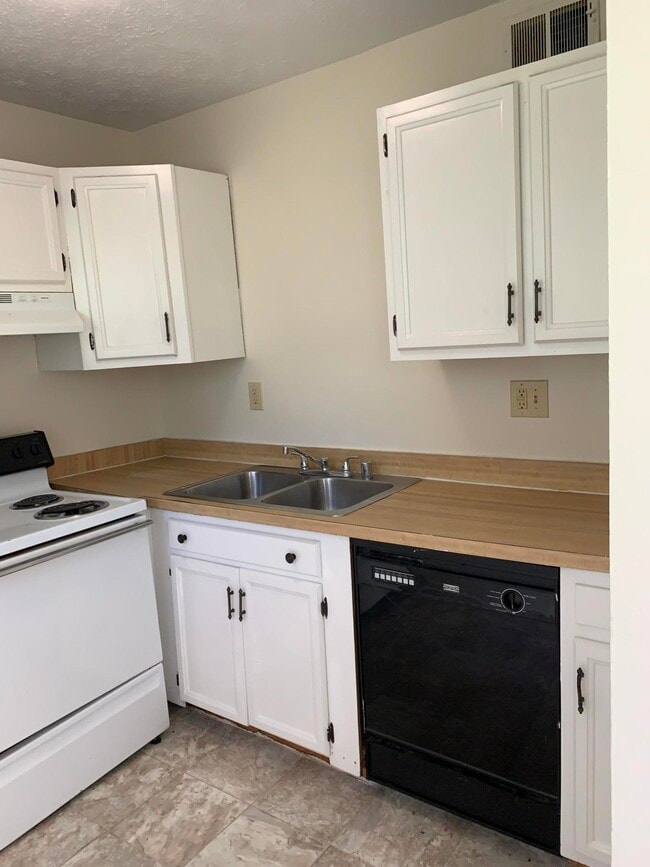Building Photo - 460 Lenney Dr