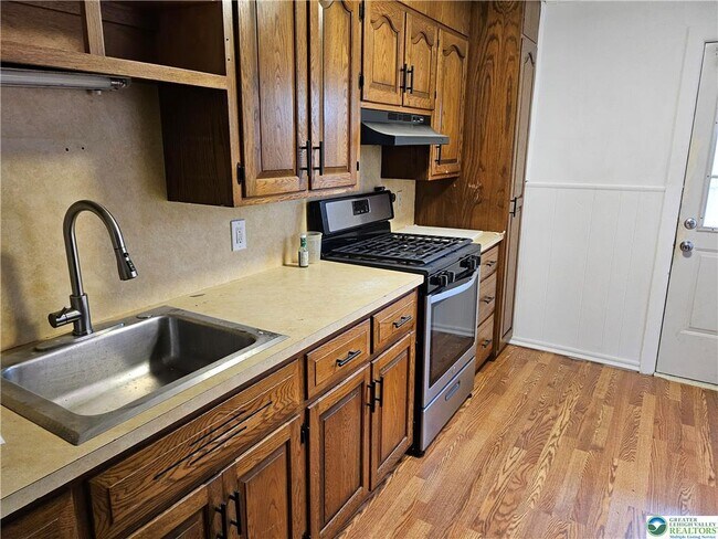 Building Photo - 734 N Meadow St