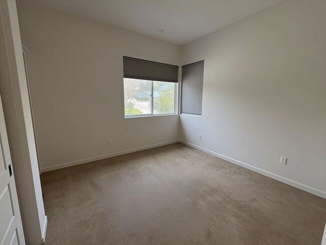 Building Photo - Beautiful 3-Bedroom Home with Solar Panels in Valencia!