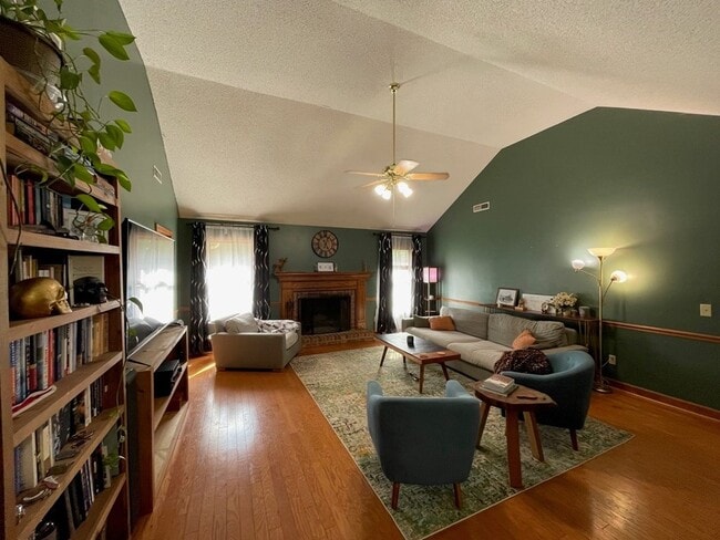 Building Photo - 350 Katydid St