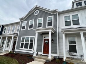 Building Photo - Modern Luxury Townhouse in Preston Lakes