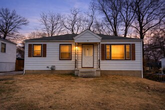 Building Photo - Comfort & Convenience on Cloverdale - Section 8 Friendly!