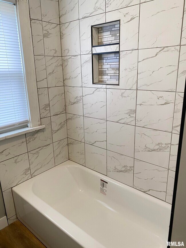 Building Photo - 303 Central St