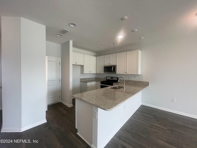 Building Photo - 34 Pinebury Ln