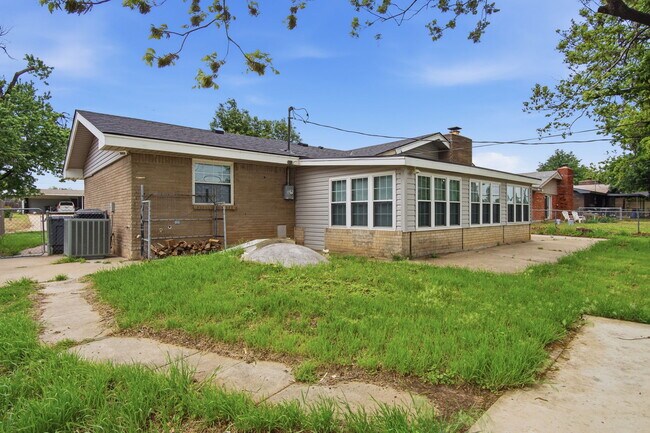 Building Photo - 3717 N Eagle Ln