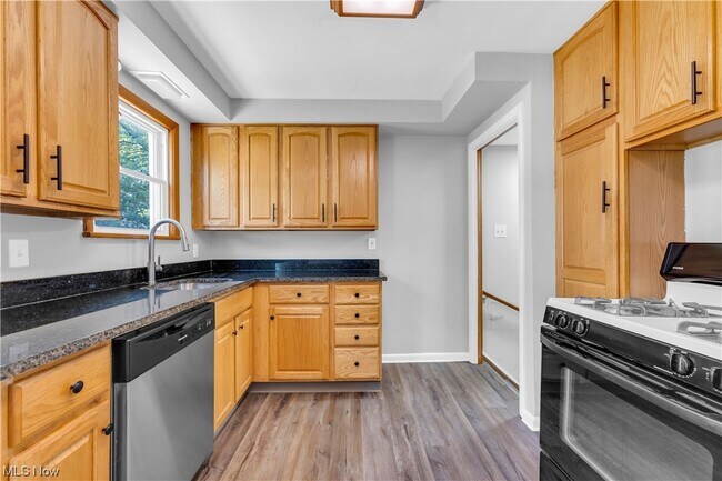 Building Photo - 923 E 218th St