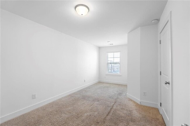 Building Photo - 1821 Edgehill Dr