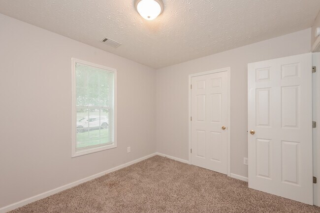 Building Photo - Fantastic 3bd/2ba home! Let yourself in!