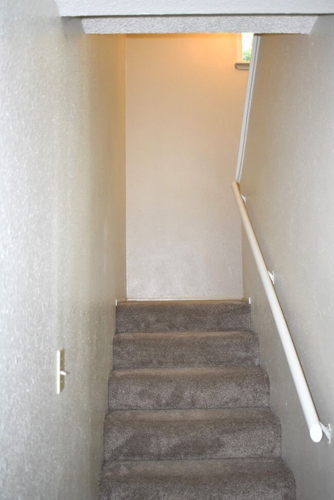 Building Photo - Woodstock Green Townhome unit with a commu...