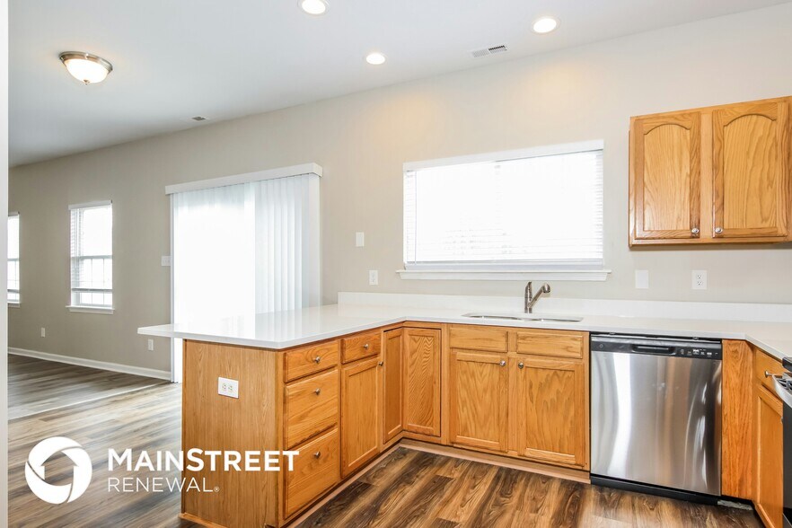 Building Photo - 2060 Hidden Pond Dr